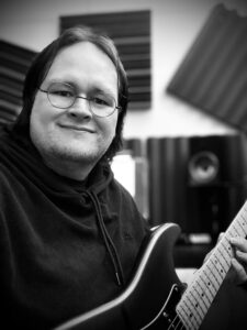 👋 Das bin ich – Marco.
Musiker, Lehrer, Kaffeetrinker, Gitarrenfan. Manchmal alles gleichzeitig.